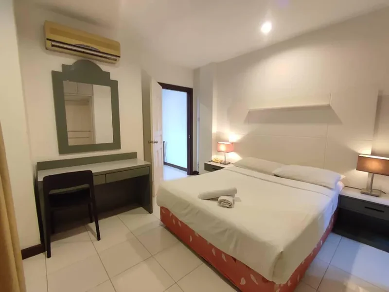 1 Queen Bedroom + Living Room