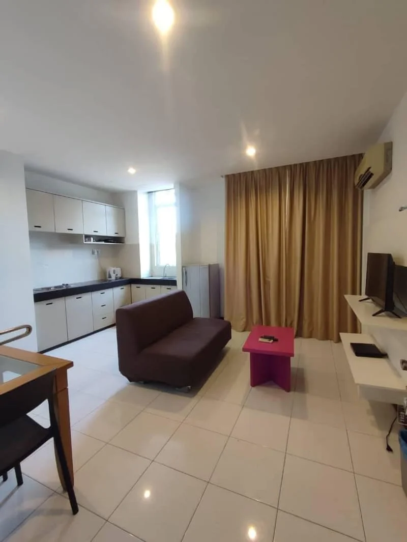 1 Queen Bedroom + Living Room