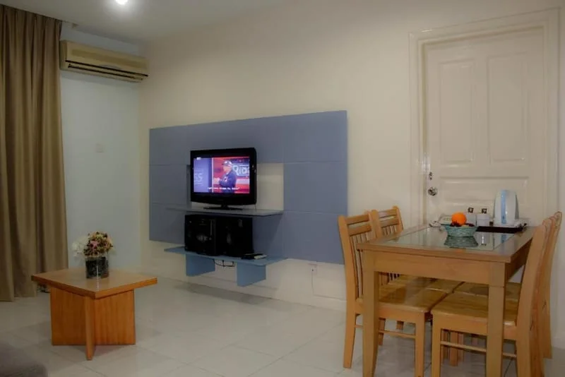 1 Queen Bedroom + Living Room