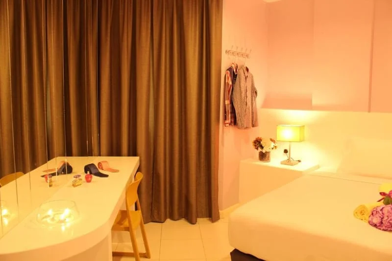 1 Single Bed + 1 Queen Bed + 2 Double Beds