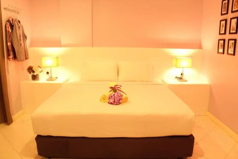 1 Single Bed + 1 Queen Bed + 2 Double Beds