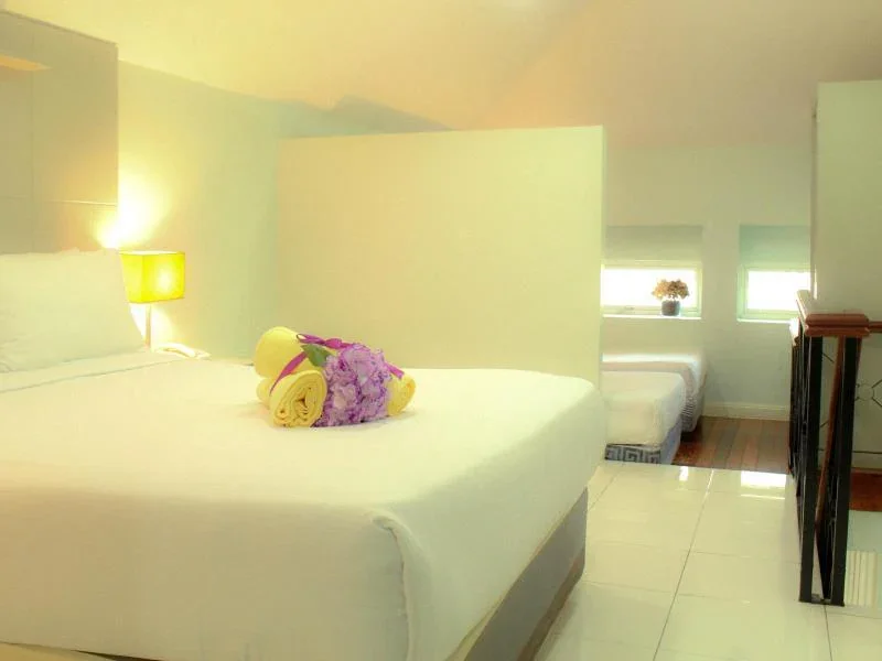 1 Queen Bedroom + Double Single Bed + Bedroom Duplex