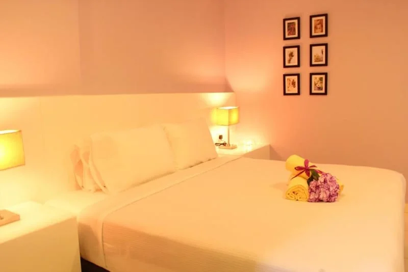 1 Single Bed + 1 Queen Bed + 2 Double Beds